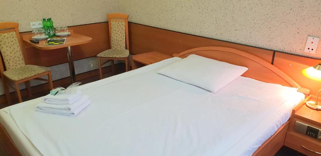 Łóżko lub łóżka w pokoju w obiekcie Hotel Echo