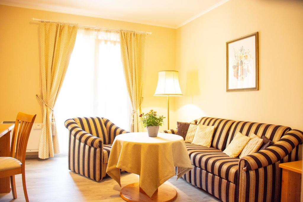 Posedenie v ubytovaní BIRKENHOF GOLS - B & B - Wohlfühl Hotel mit Wochenend-Restaurant