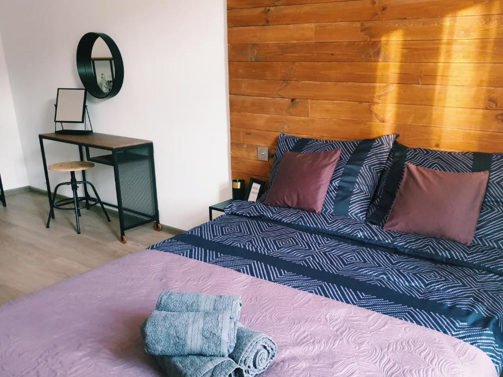 - une chambre avec un lit et un bureau avec un miroir dans l'établissement Apartament Skandia, à Toruń