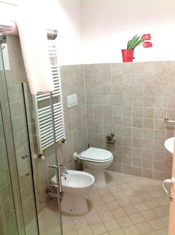 Koupelna v ubytování Ai Giardini Rooms -vicino Ospedale Borgo Trento e centro storico