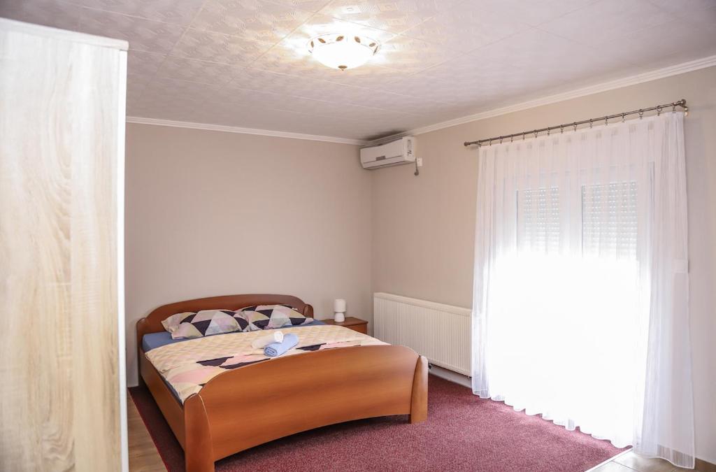 een slaapkamer met een bed en een raam bij Hotel ZRINSKI in Koprivnica
