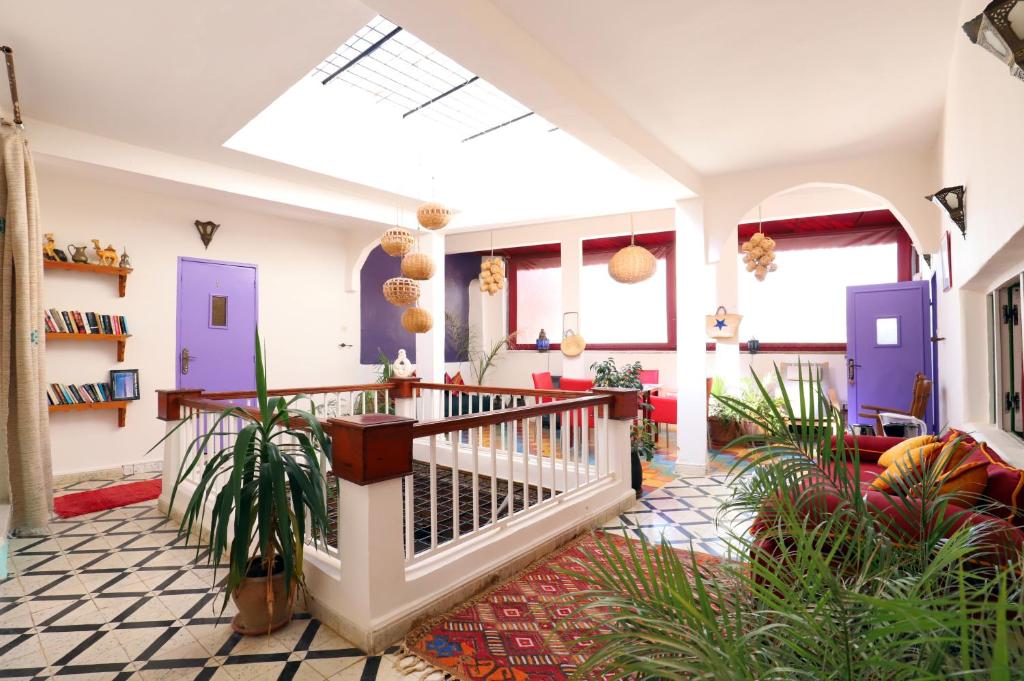 una sala de estar con puertas y plantas púrpuras en Dar Zerhoune, en Moulay Idriss