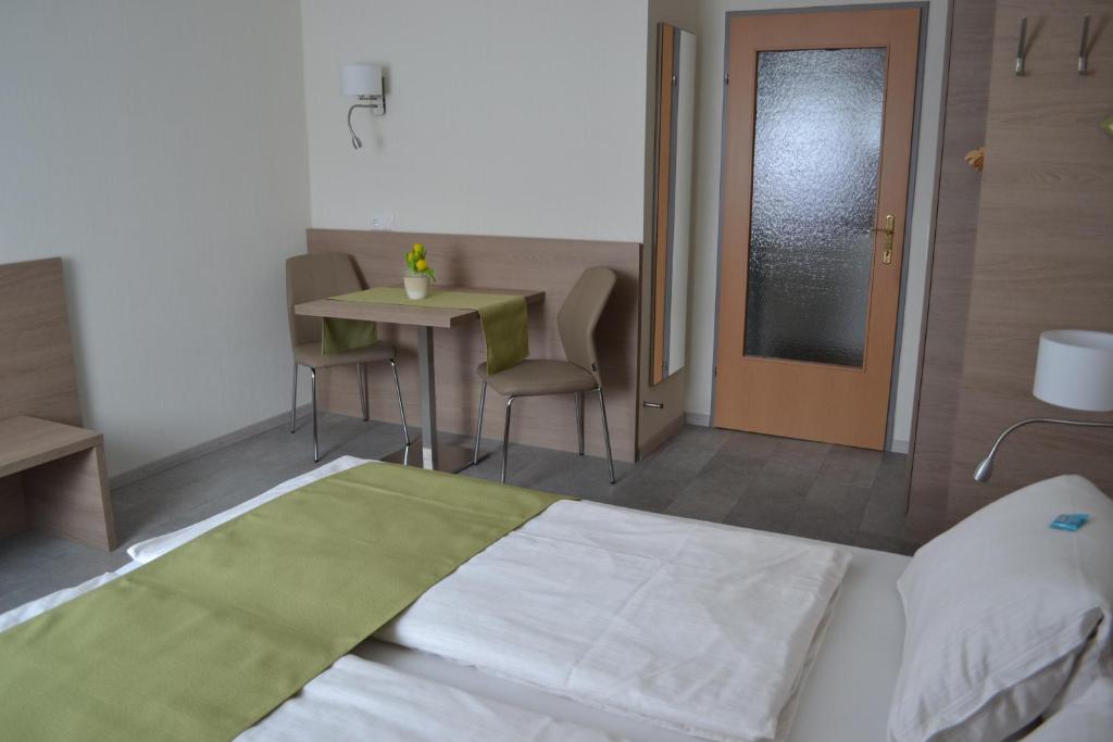 Postel nebo postele na pokoji v ubytování Privatzimmer und Ferienwohnungen Leeb