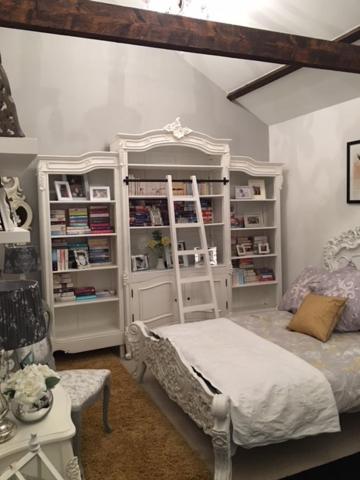 um quarto com uma cama e uma estante de livros em Tathan Herd em Flemingston