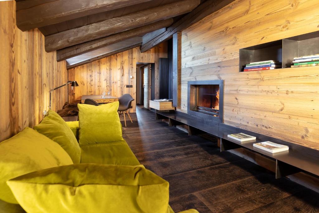a living room with a couch and a fireplace at Pa' Sefn in Sauris