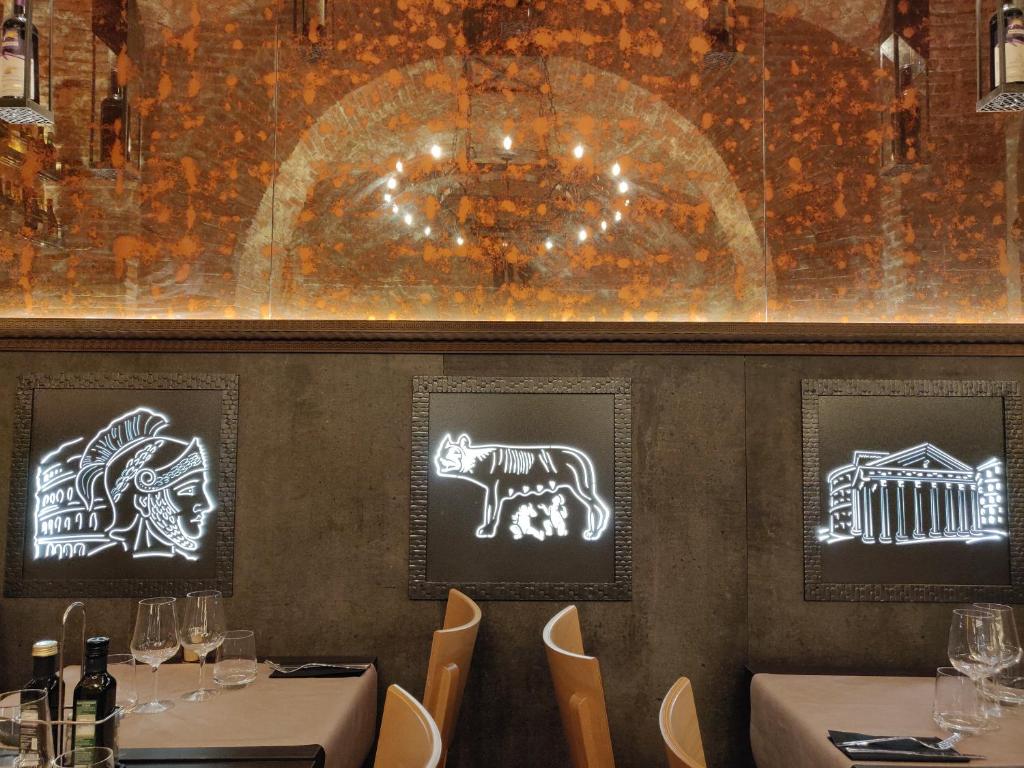 Um restaurante ou outro lugar para comer em Alessandro Palace & Bar
