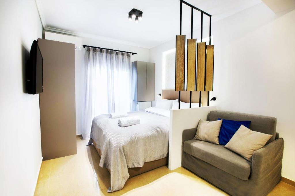 - une chambre avec un lit et une chaise dans l'établissement Grey Rhino 1min From The White Tower, à Thessalonique