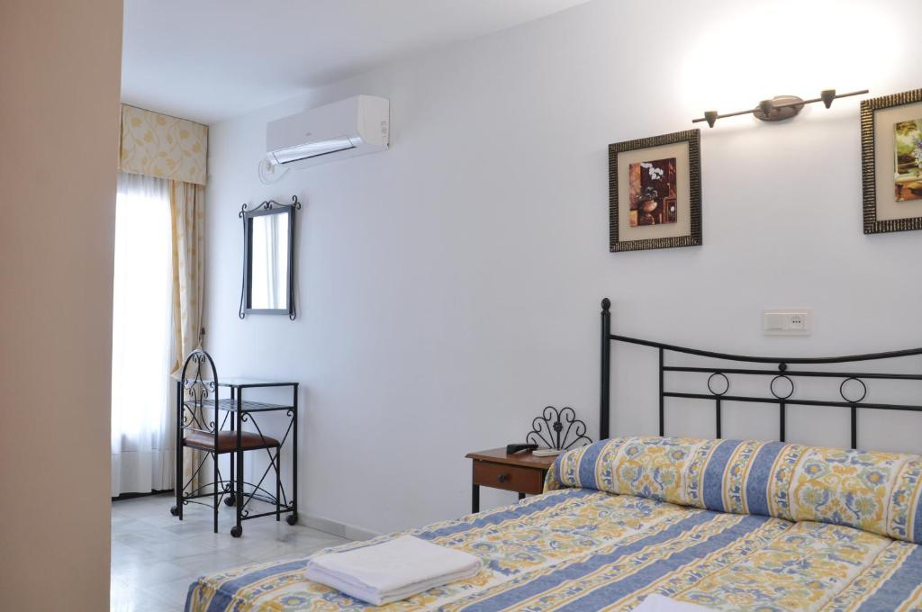 Postel nebo postele na pokoji v ubytování Hostal Almanzor