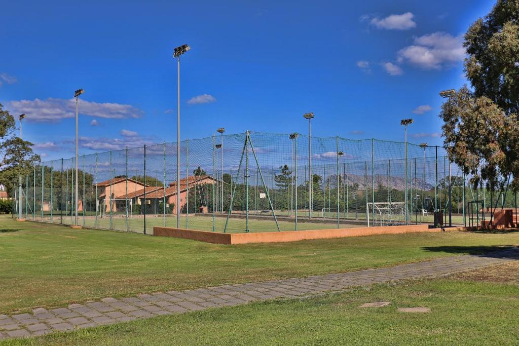 Tenis a/nebo squash v ubytování TH San Teodoro - Liscia Eldi Village nebo okolí