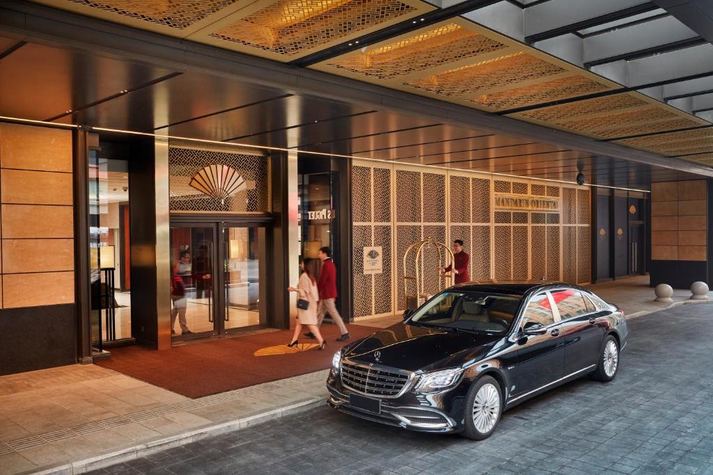 um carro preto estacionado em frente a um edifício em Mandarin Oriental Wangfujing, Beijing em Pequim