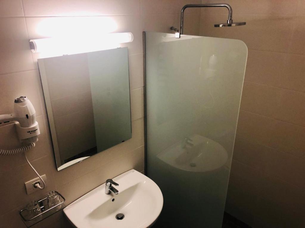 a bathroom with a sink and a mirror at Hotel Boomerang in Valverde
