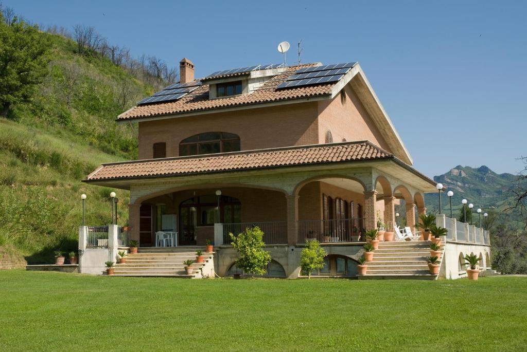 una casa con paneles solares encima en Mimì e Cocò Country House, en Ascoli Piceno