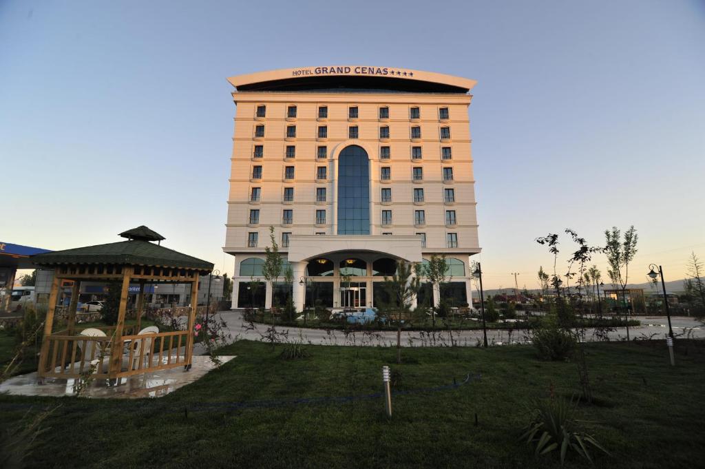 un edificio con un cenador frente a él en Grand Cenas Hotel, en Agrı