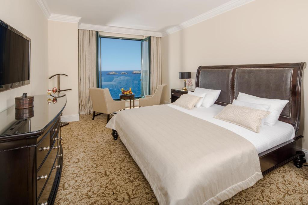 TV a/nebo společenská místnost v ubytování Royal Princess Hotel