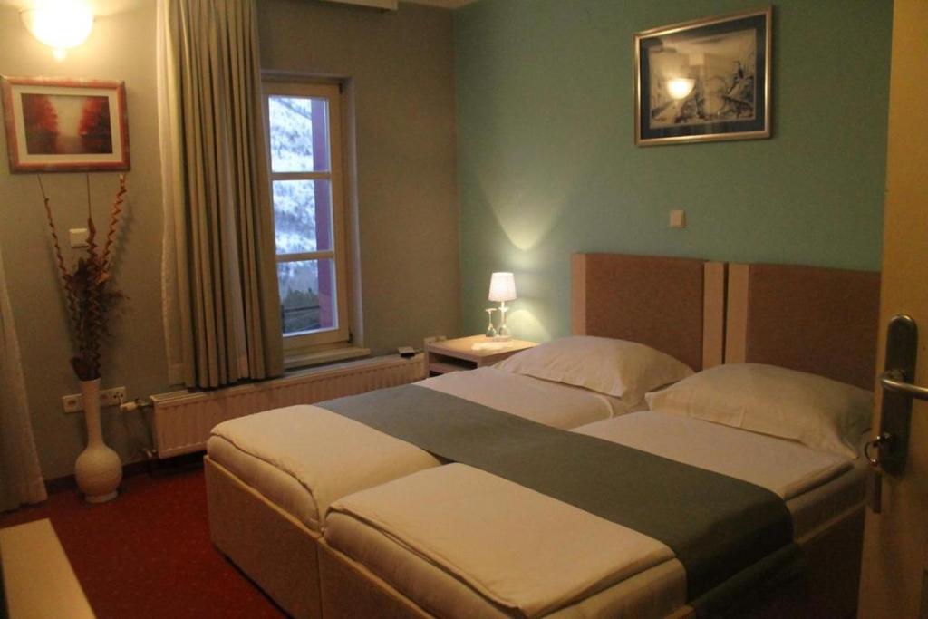 Postel nebo postele na pokoji v ubytování Hotel Snjezna kuca - Nature Park of Bosnia Herzegovina