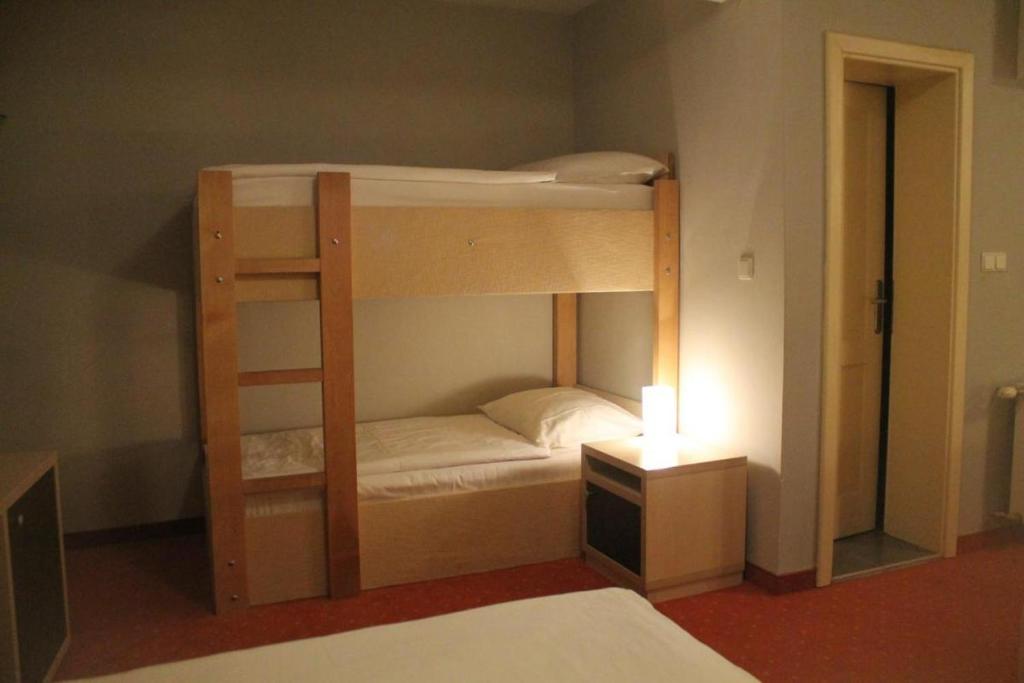 Postel nebo postele na pokoji v ubytování Hotel Snjezna kuca - Nature Park of Bosnia Herzegovina