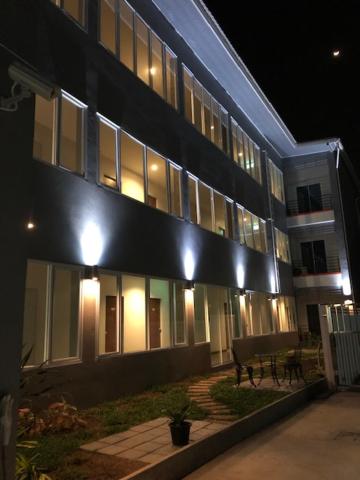 um edifício com luzes de lado à noite em The Like hotel em Udon Thani