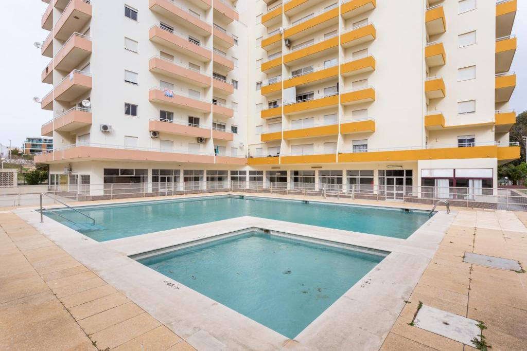 Três Castles Beach Apartment 3 tesisinde veya buraya yakın yüzme havuzu