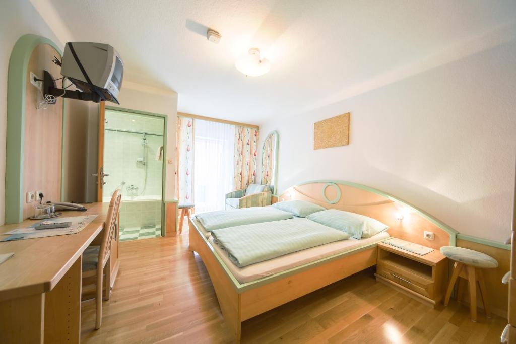 Postel nebo postele na pokoji v ubytování Hotel zum Kirchenwirt Mariazell