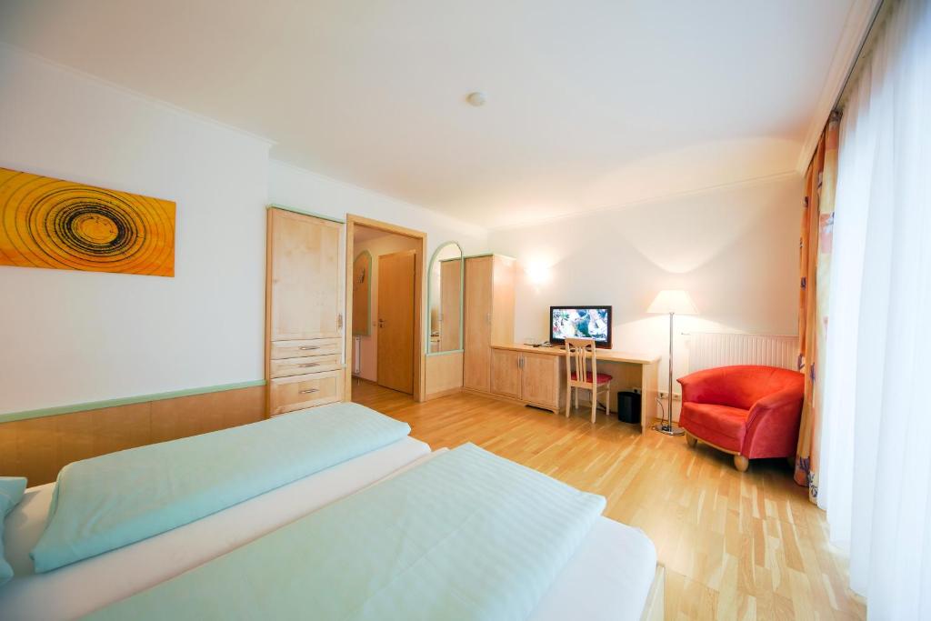 Postel nebo postele na pokoji v ubytování Hotel zum Kirchenwirt Mariazell