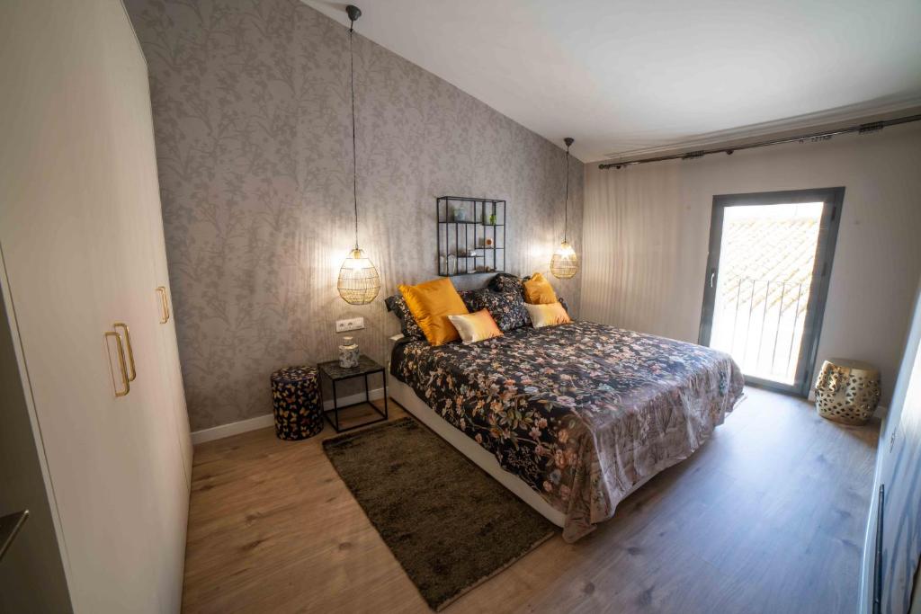 - une chambre avec un lit et une fenêtre dans l'établissement CASA VALDES 16, APTO 3, à Cáceres
