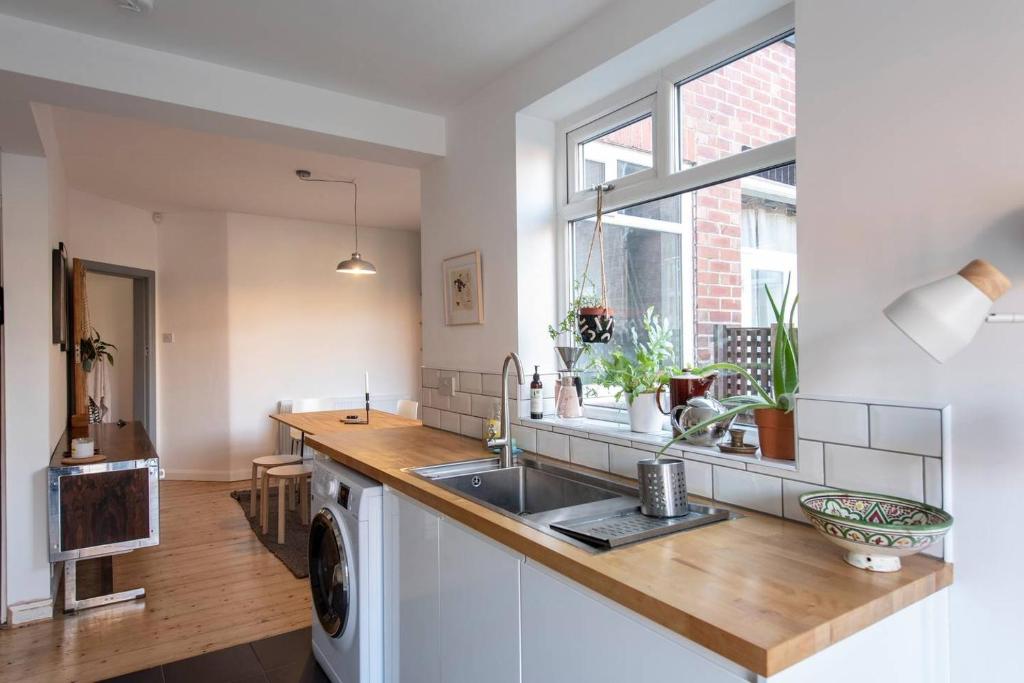 3 Bedroom Chorlton Town House by GuestReady