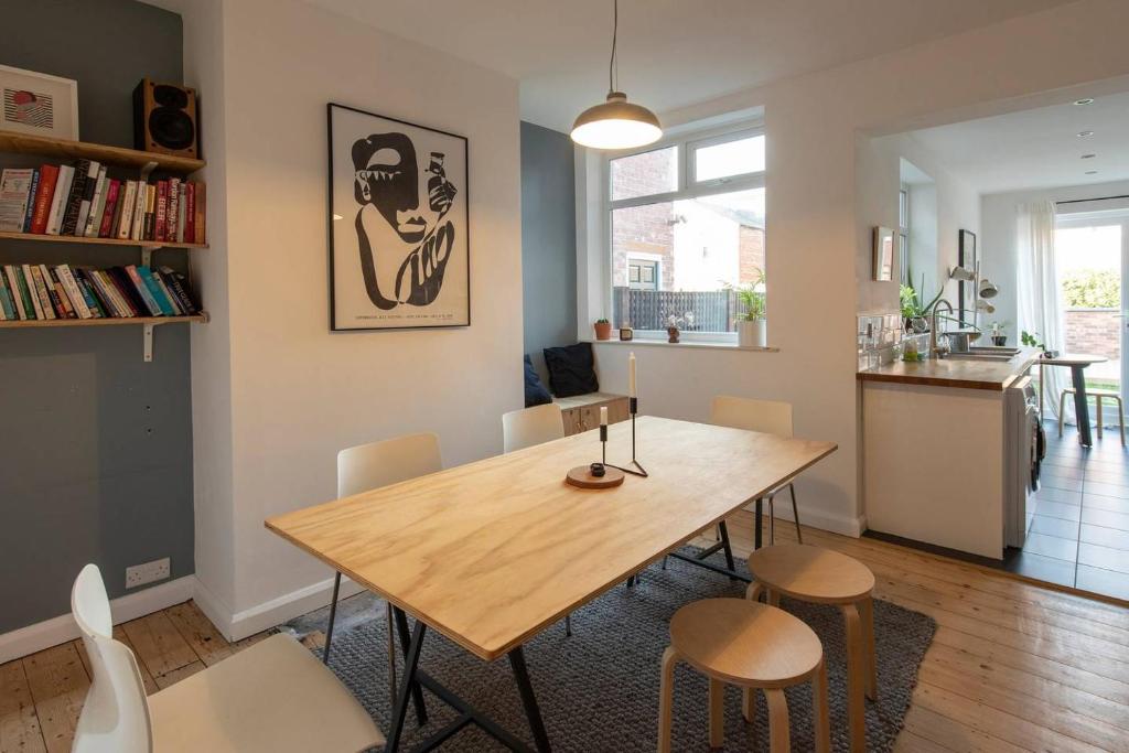 3 Bedroom Chorlton Town House by GuestReady