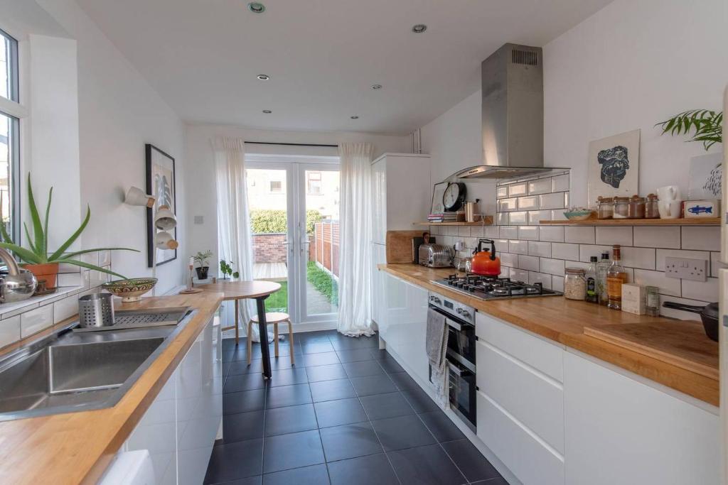 3 Bedroom Chorlton Town House by GuestReady