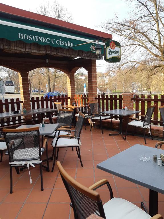 Restoran või mõni muu söögikoht majutusasutuses Hotel U Císaře