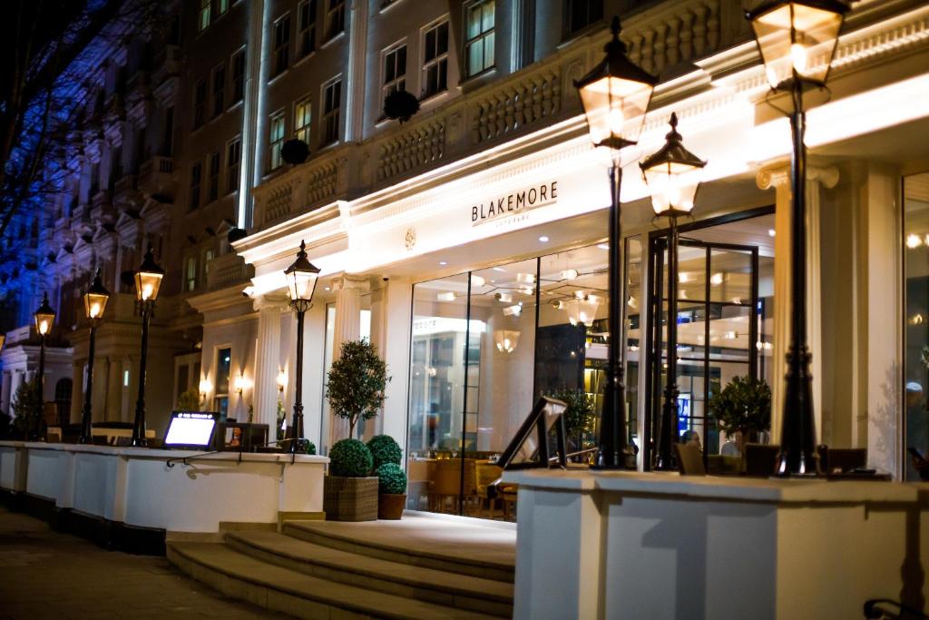 un magasin devant un bâtiment la nuit dans l'établissement Blakemore Hyde Park, à Londres