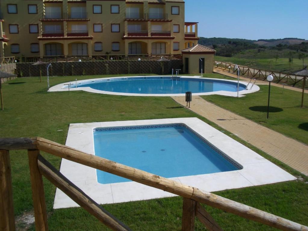 einem großen Pool vor einem Gebäude in der Unterkunft Albatros Golf Costa Esuri Ayamonte Huelva in Ayamonte