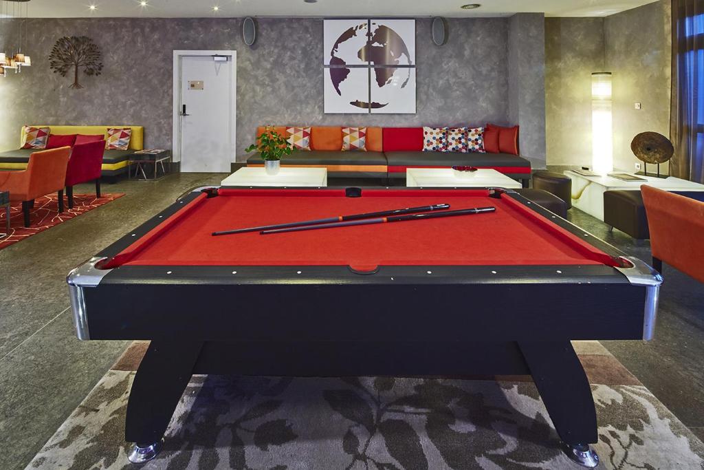 Biliár nebo kulečník v ubytování Kyriad Prestige Lyon Est - Saint Priest Eurexpo Hotel and SPA