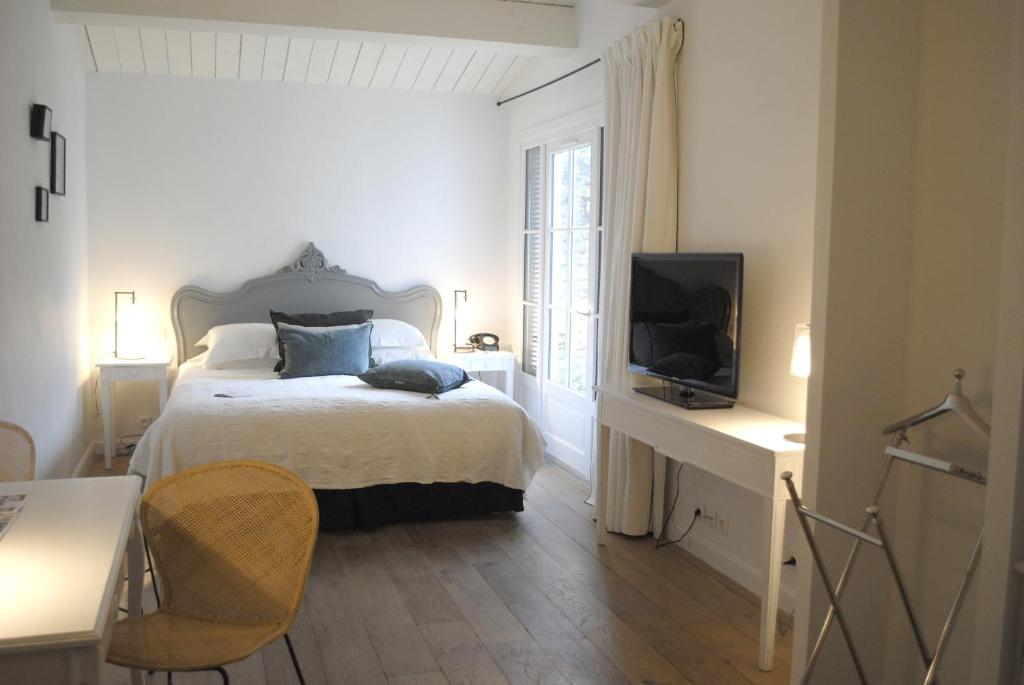 Postel nebo postele na pokoji v ubytování Le Clos Saint-Martin Hôtel & Spa