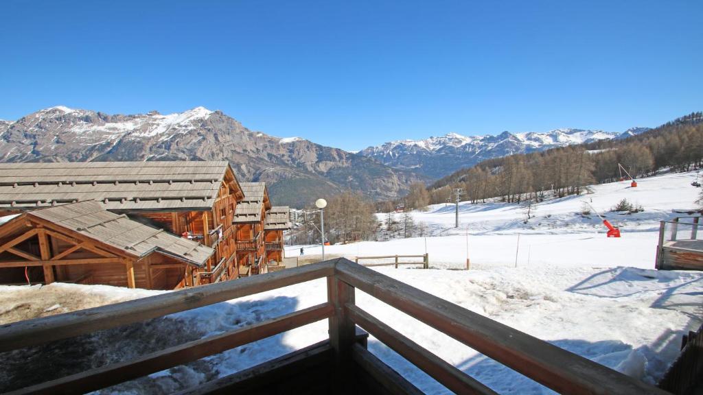 - une vue sur un lodge de ski dans la neige dans l'établissement La Dame Blanche - Cimes et Neige, à Puy-Saint-Vincent