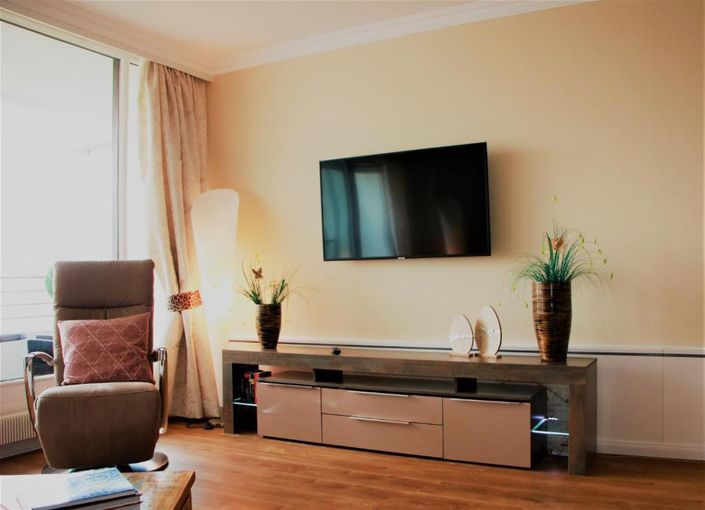 TV a/nebo společenská místnost v ubytování Strandappartement 715 im Plaza Premium Hotel