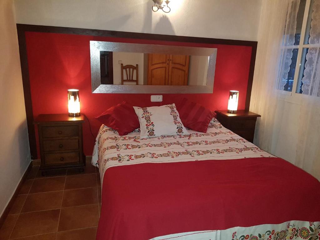 Łóżko lub łóżka w pokoju w obiekcie Chalet la Huerta 2 amplios jardines barbacoa y WiFi