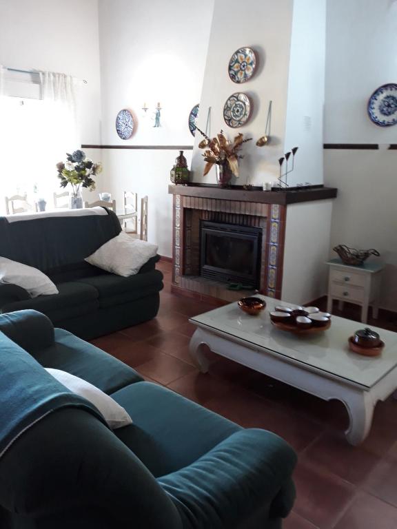 Część wypoczynkowa w obiekcie Chalet la Huerta 2 amplios jardines barbacoa y WiFi