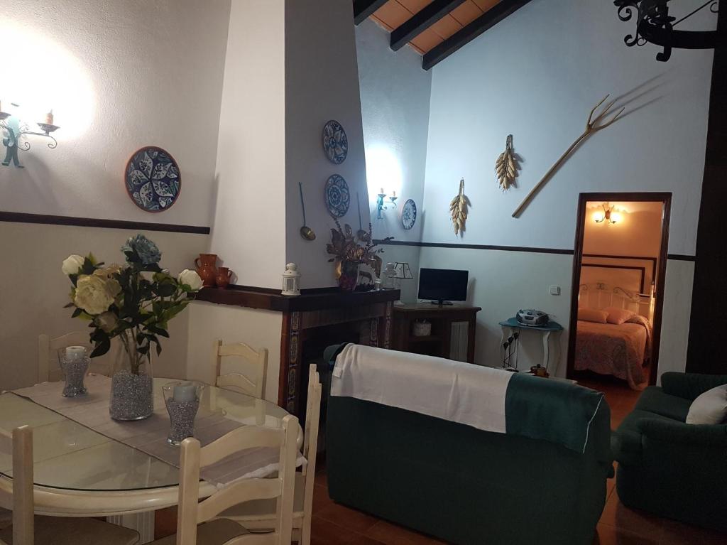 Część wypoczynkowa w obiekcie Chalet la Huerta 2 amplios jardines barbacoa y WiFi