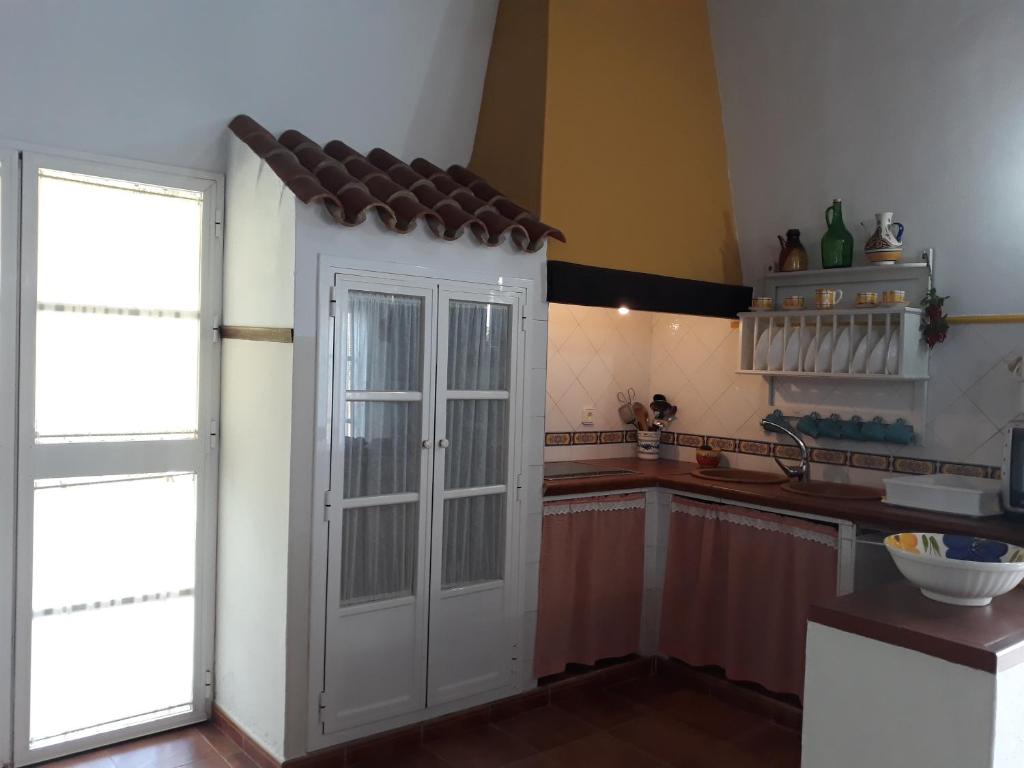 Kuchnia lub aneks kuchenny w obiekcie Chalet la Huerta 2 amplios jardines barbacoa y WiFi