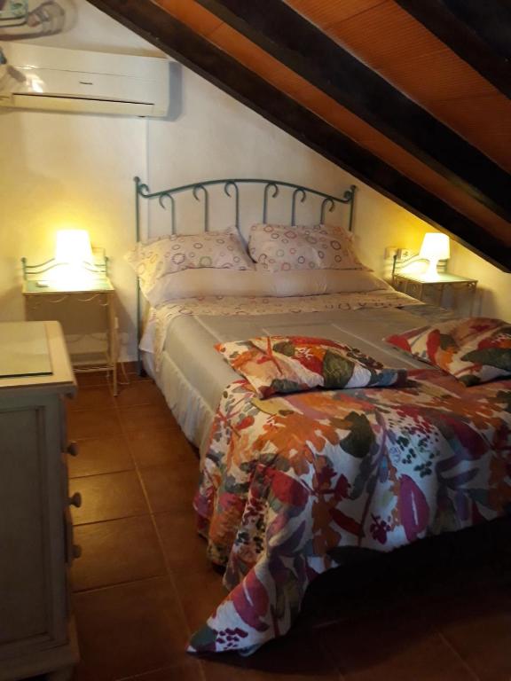 Łóżko lub łóżka w pokoju w obiekcie Chalet la Huerta 2 amplios jardines barbacoa y WiFi