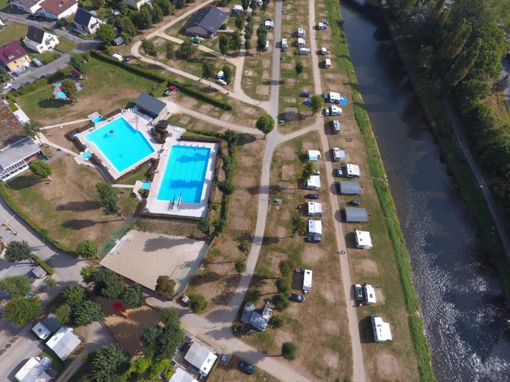 eine Luftansicht auf einen Parkplatz mit Pool in der Unterkunft Country Camp camping Echternacherbrück in Echternacherbrück