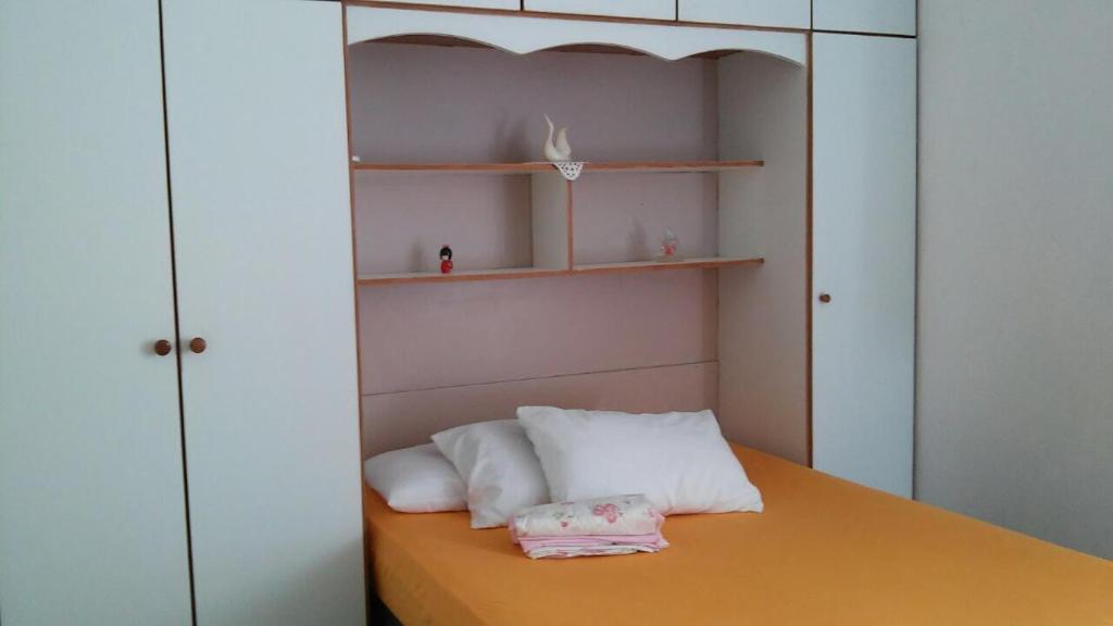 een kamer met een tafel met twee kussens en planken bij Lindo Apartamento em Balneário Camboriú in Balneário Camboriú