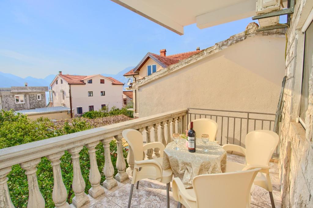 patio con mesa y sillas en el balcón en Apartment Vladan, en Kotor