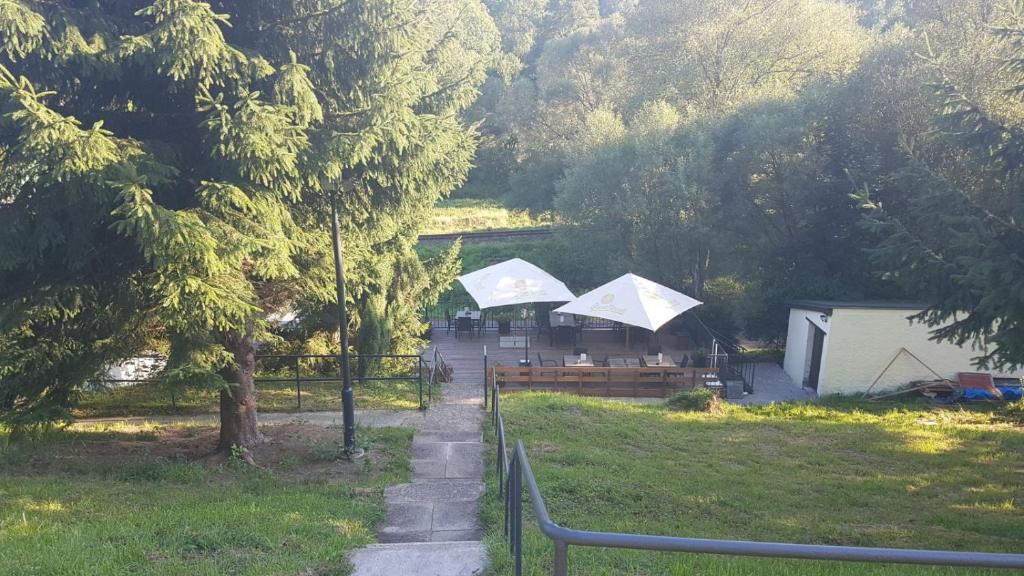 Ein Garten an der Unterkunft Olivin Kytlice Hiker Huts