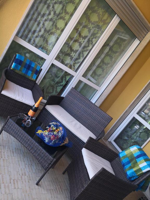 een patio met stoelen en een tafel bij B&B MANITO in Lavena Ponte Tresa