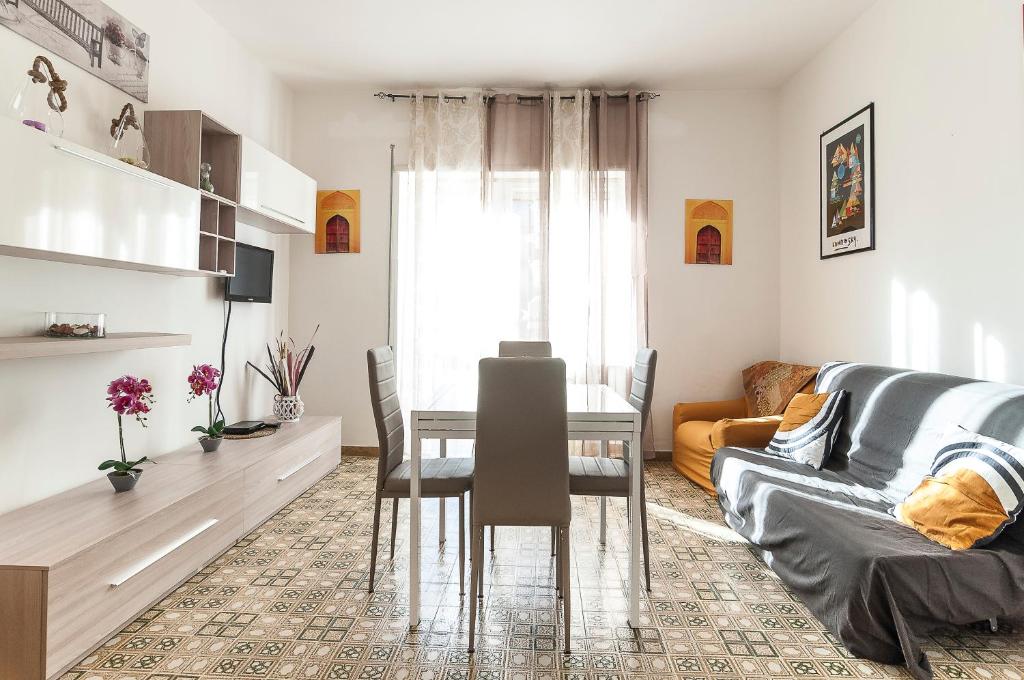 een woonkamer met een tafel en een bank bij Casa Scilla in Sperlonga