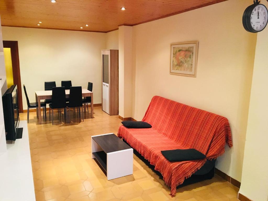 A television and/or entertainment centre at Apartamentos Vista Alegre Altamar
