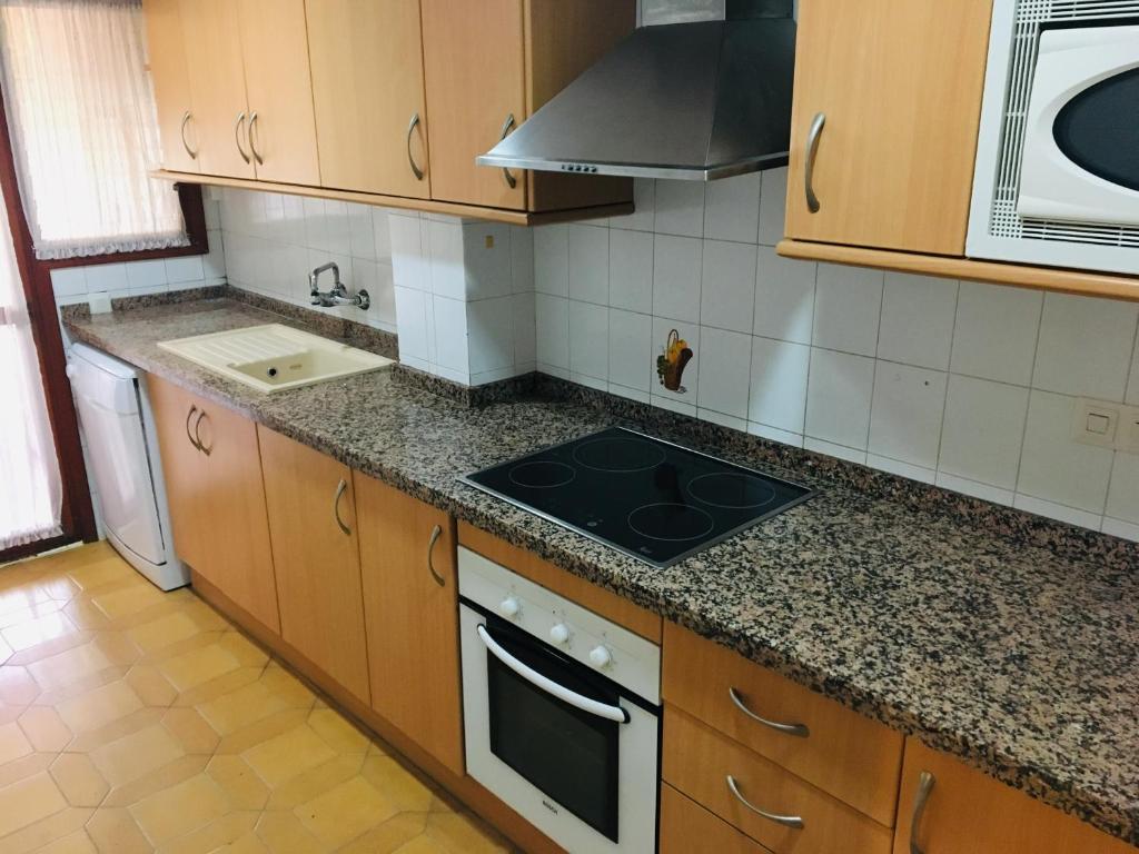 A kitchen or kitchenette at Apartamentos Vista Alegre Altamar