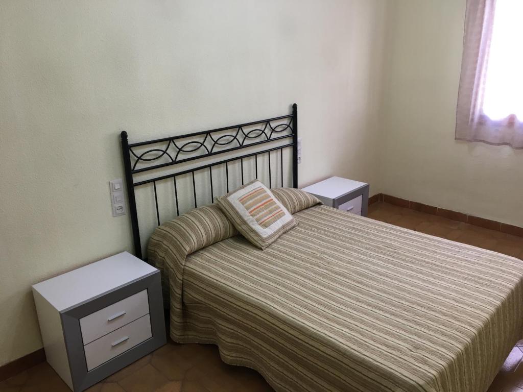 A bed or beds in a room at Apartamentos Vista Alegre Altamar