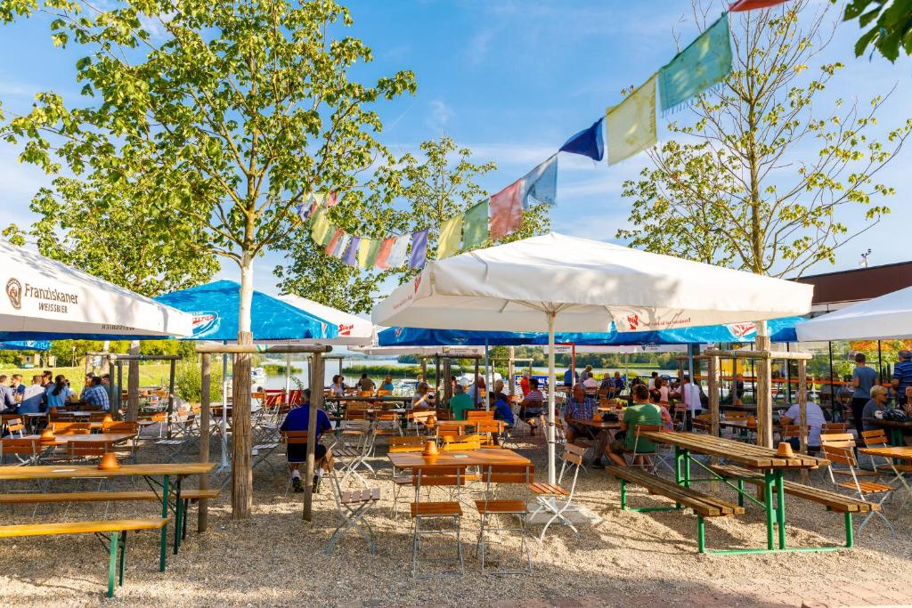 Reštaurácia alebo iné gastronomické zariadenie v ubytovaní Camping & Pension Au an der Donau